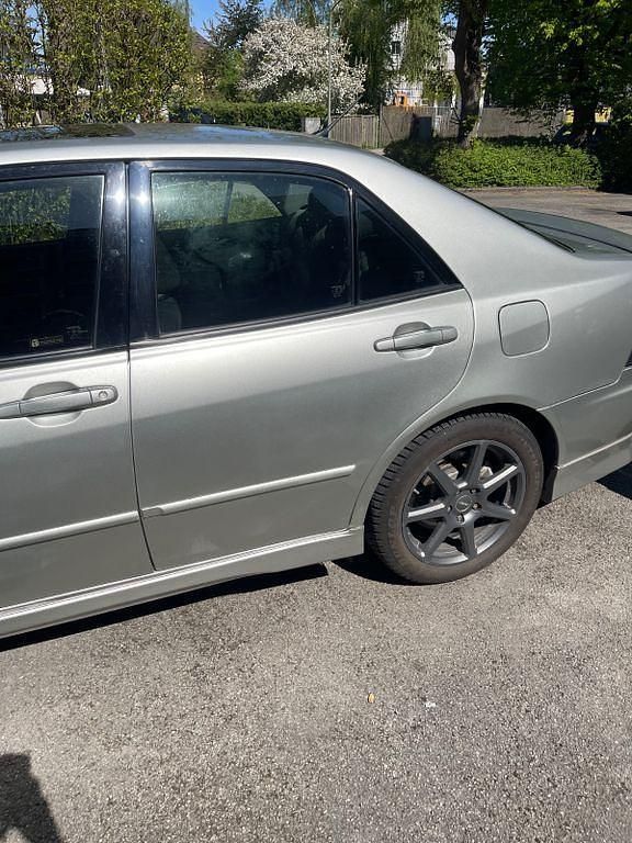 Second-hand Lexus IS200 155 CP (114 kW) 2004 Argintiu Berlinǎ