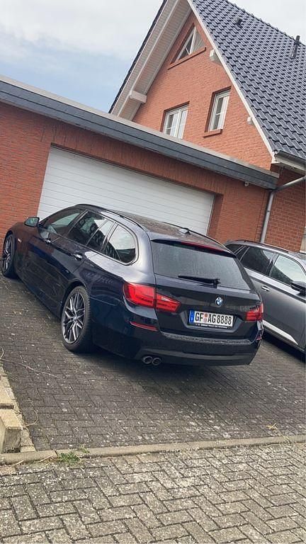 Schwarz Gebraucht 2011 BMW 520 M Sport Kombi | 12.820 € (Teuer) - Bild 1/4