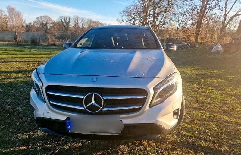 Silber Gebraucht 2016 Mercedes GLA220 Urban SUV | 17.000 € (Guter Preis) - Bild 1/4