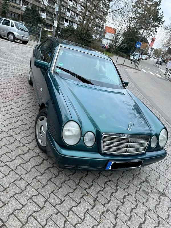Gebraucht Mercedes E230 150 PS (110 kW) 1995 Grün Limousine