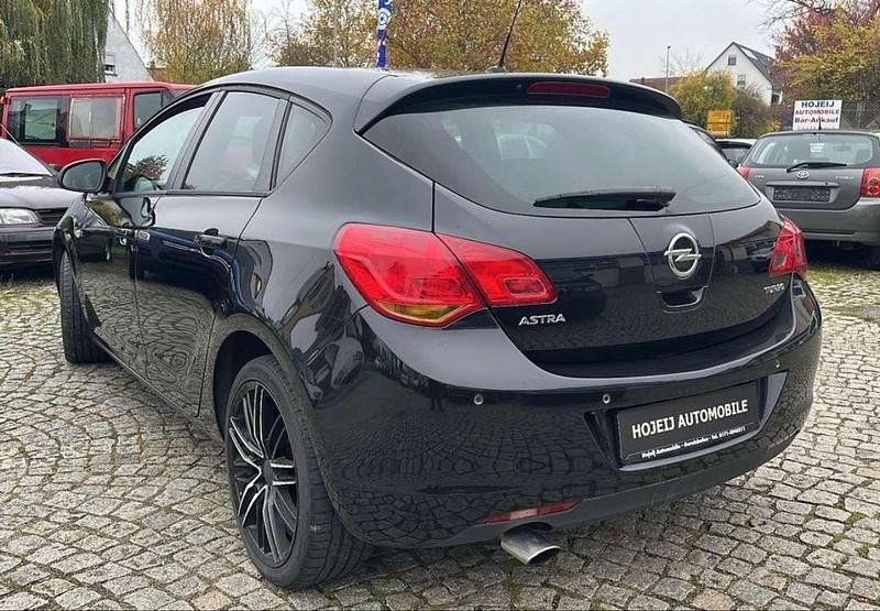 Gebraucht Opel Astra 179 PS (131 kW) 2011 Saphirschwarz mineraleffekt Limousine