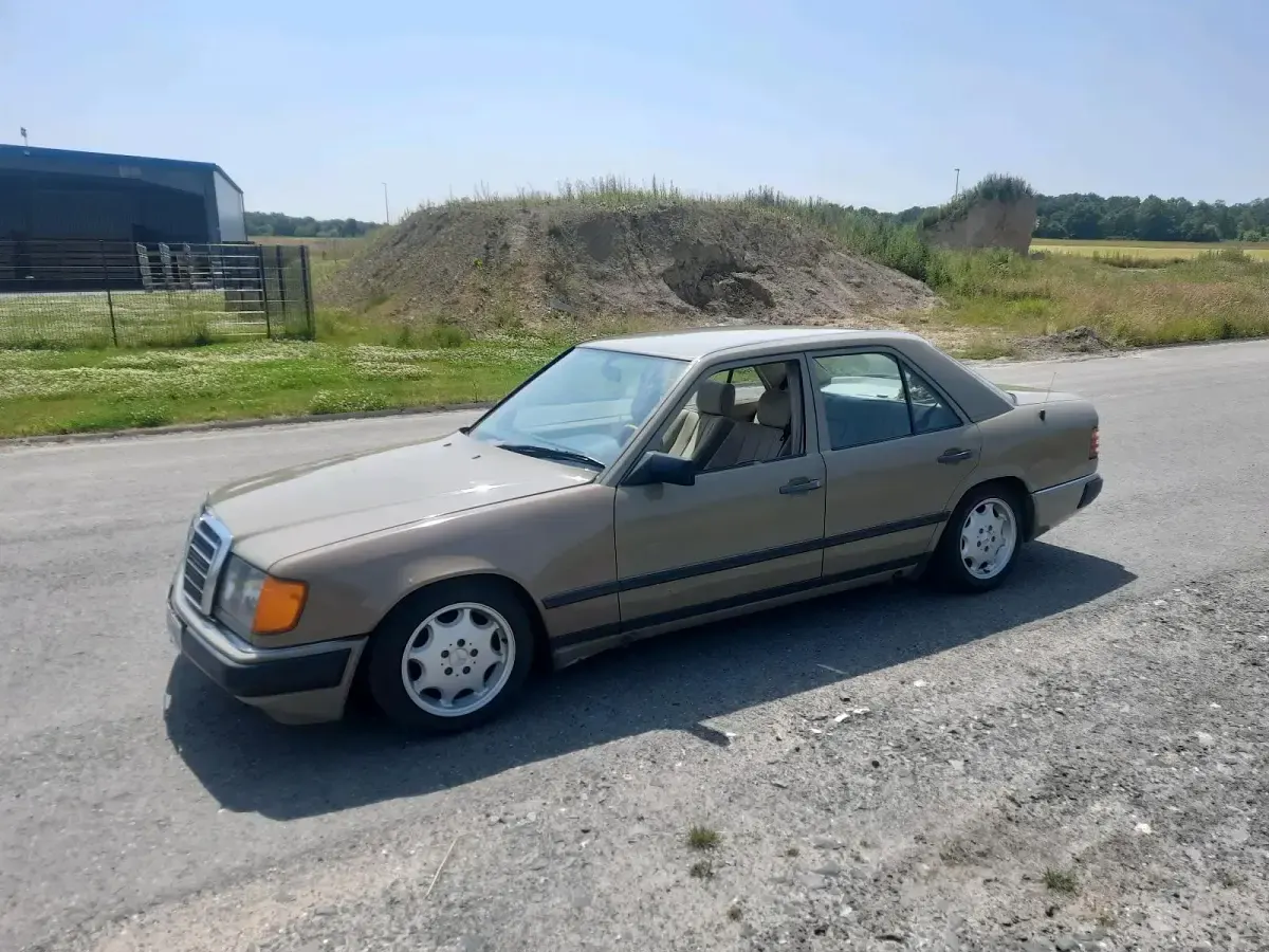 Gebraucht Mercedes E230 132 PS (97 kW) 1987 Beige Limousine