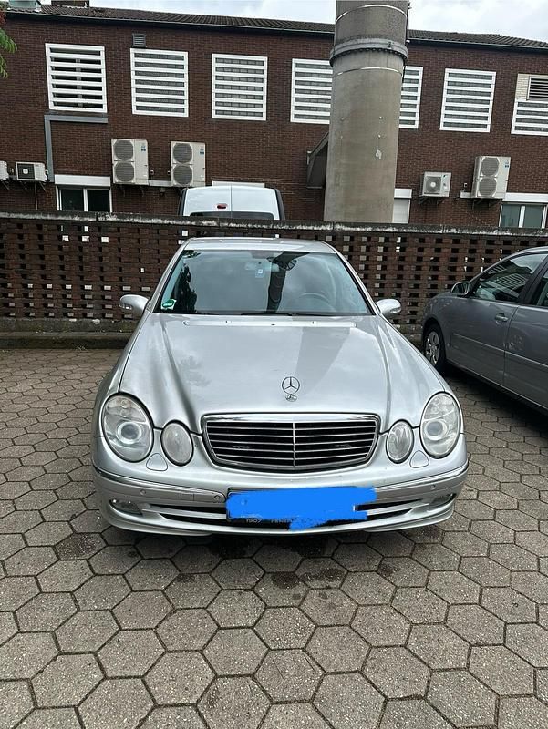 Silber Gebraucht 2005 Mercedes E320 Limousine | 3.500 € - Bild 1/4