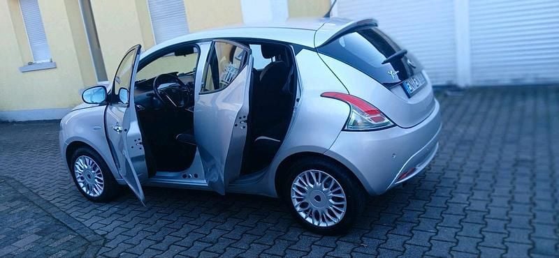 Gebraucht Lancia Ypsilon 95 PS (69 kW) 2018 Silber Kleinwagen