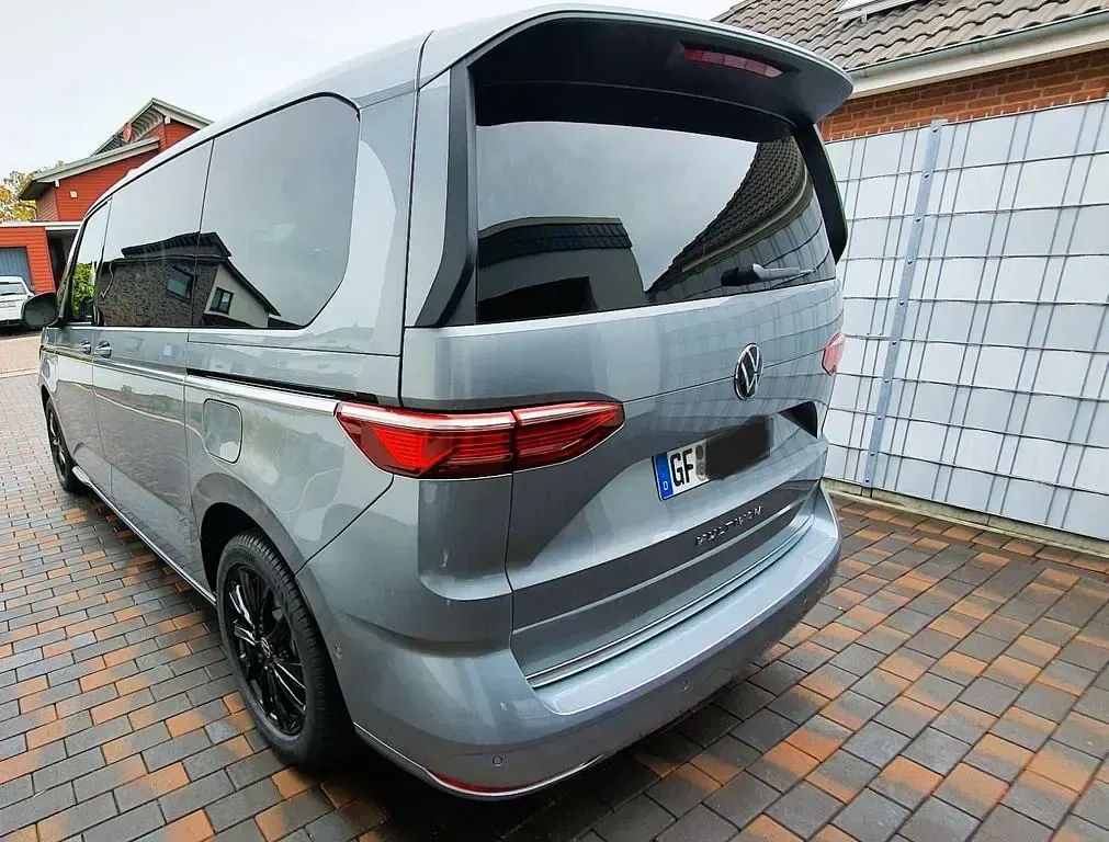 Gebraucht VW Multivan Style 150 PS (110 kW) 2025 Grau Van / Kleinbus