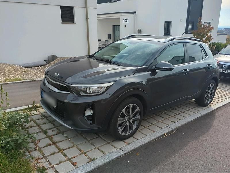 Grau Gebraucht 2017 Kia Stonic Platinum SUV | 12.900 € (Guter Preis) - Bild 1/4