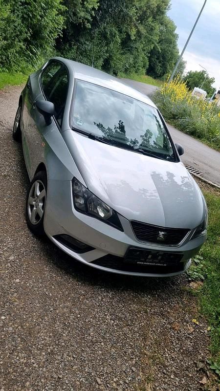 Grau Gebraucht 2016 Seat Ibiza Limousine | 5.700 € (Guter Preis) - Bild 1/4