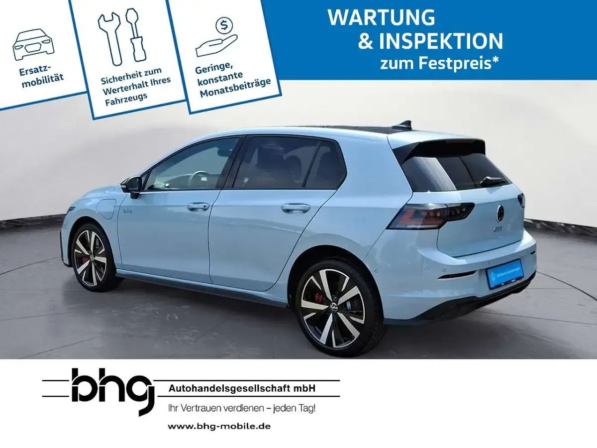 Gebraucht VW Golf VIII GTE 272 PS (200 kW) 2025 Crystal ice blue metallic/schw Limousine