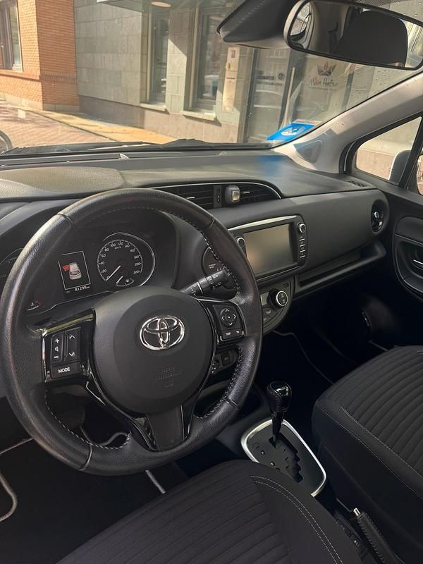 Gebraucht Toyota Yaris Hybrid Style 101 PS (74 kW) 2017 Weiß Kleinwagen