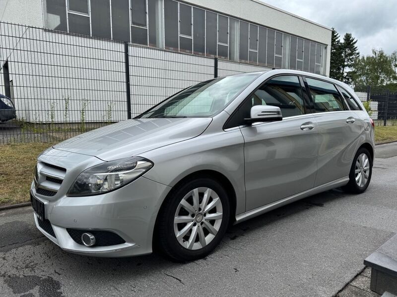 Silber Gebraucht 2014 Mercedes B180 Van / Kleinbus | 8.700 € (Superpreis) - Bild 1/4