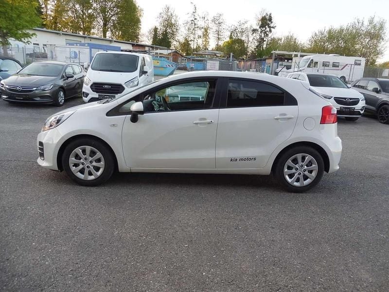 Gebraucht Kia Rio Attract 86 PS (63 kW) 2015 (ud) clear white Kleinwagen
