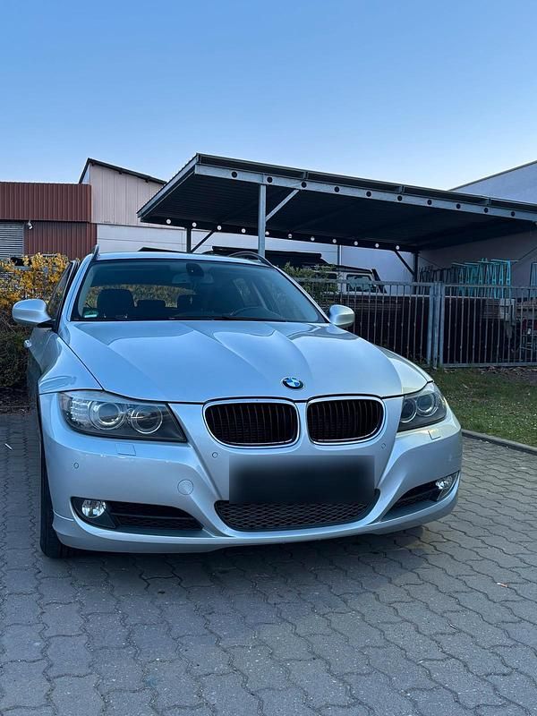 Gebraucht BMW 320 177 PS (130 kW) 2009 Silber Kombi