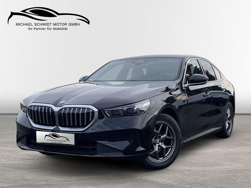 Black sapphire Gebraucht 2024 BMW 520 Comfort Edition Limousine | 39.990 € (Fairer Preis) - Bild 1/4