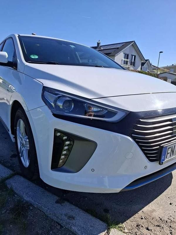 Weiß Gebraucht 2016 Hyundai Ioniq Premium Limousine | 9.500 € (Superpreis) - Bild 1/4