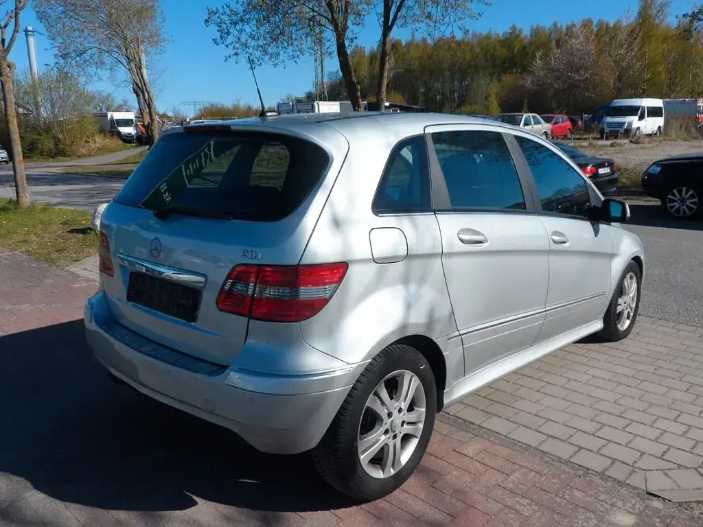 Używany Mercedes B200 140 KM (102 kW) 2011 Srebrny Minivan