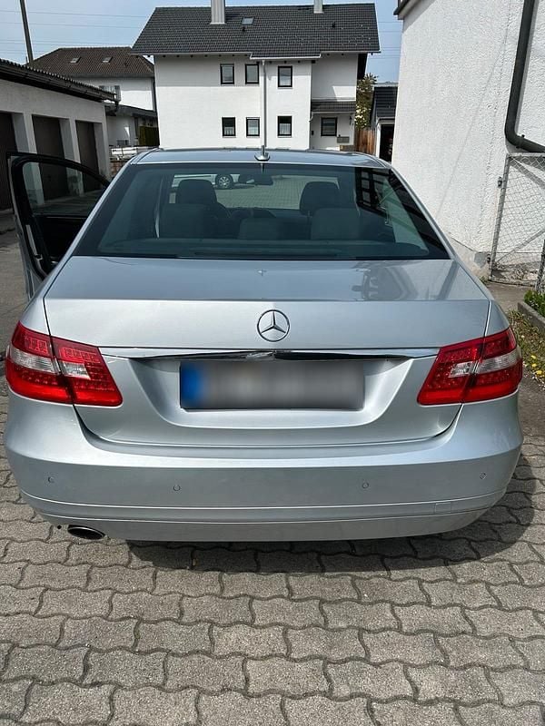 Używany Mercedes E250 204 KM (150 kW) 2010 Srebrny Sedan/Limuzyna