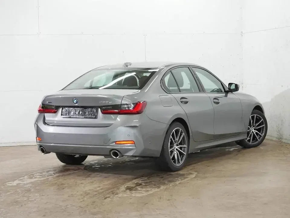 Gebraucht BMW 330e 292 PS (214 kW) 2024 Grau Limousine