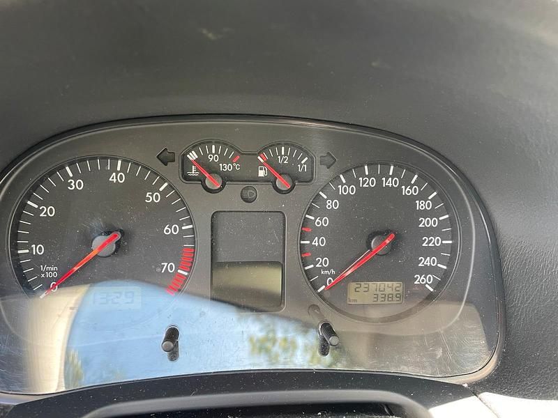 Grün Gebraucht 2001 VW Golf IV Limousine | 1.400 € - Bild 1/4