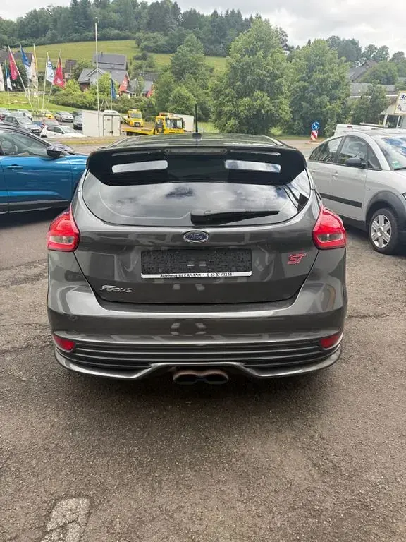 Gebraucht Ford Focus ST 250 PS (183 kW) 2017 Grau Limousine