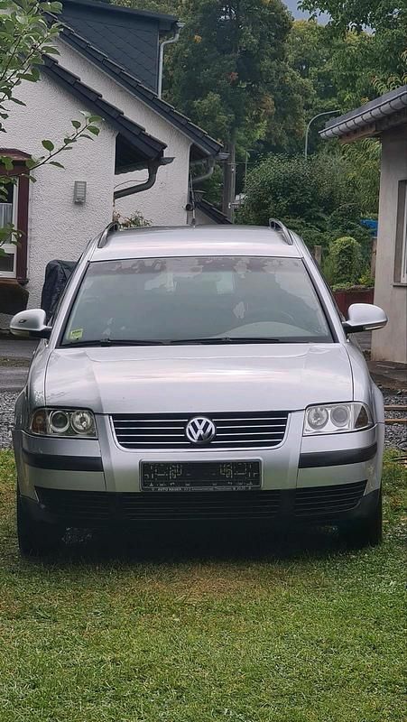 Silber Gebraucht 2004 VW Passat Kombi | 300 € (Superpreis) - Bild 1/4