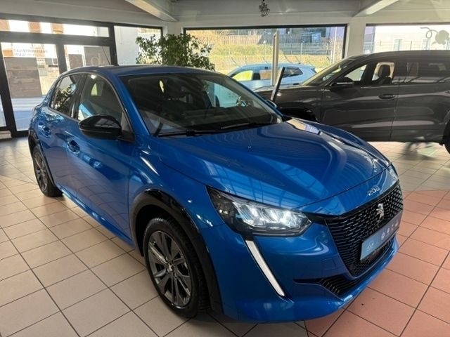 Gebraucht Peugeot e-208 Allure 100 kW (136 PS) 2023 Blau Kleinwagen