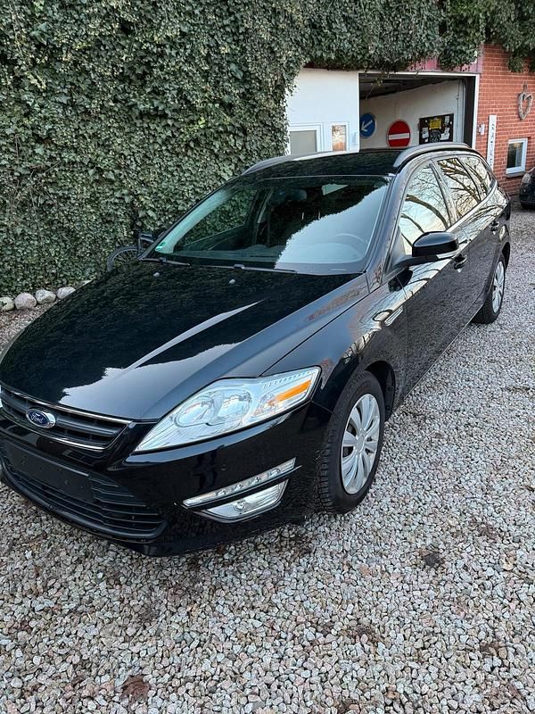 Gebraucht Ford Mondeo 140 PS (102 kW) 2013 Schwarz Kombi