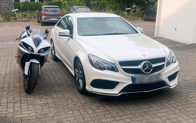 Weiß Gebraucht 2013 Mercedes E250 AMG line Coupé | 18.996 € (Fairer Preis) - Bild 1/4