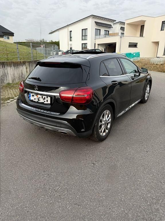 Gebraucht Mercedes GLA250 211 PS (155 kW) 2018 Schwarz SUV