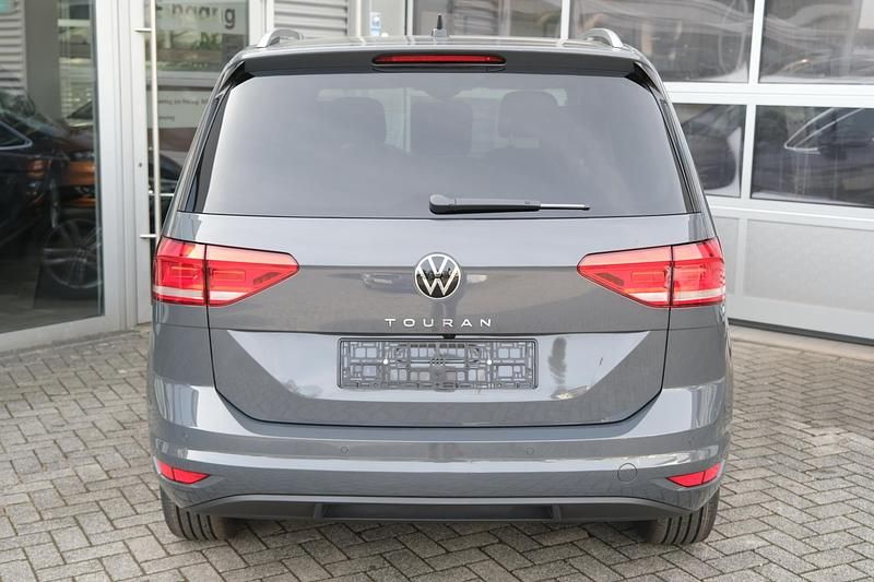 Neu VW Touran Edition 150 PS (110 kW) 2026 Delfingrau metallic Van / Kleinbus