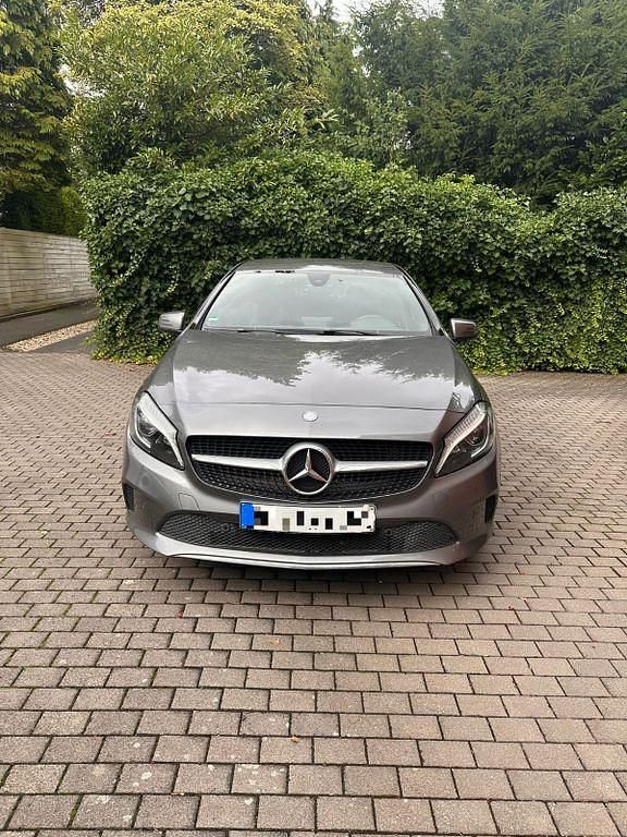Grau Gebraucht 2016 Mercedes A200 Urban Limousine | 14.910 € (Fairer Preis) - Bild 1/4