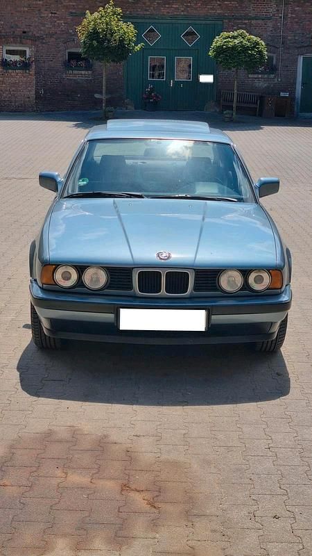 Blau Gebraucht 1988 BMW 520 Limousine | 7.800 € - Bild 1/4