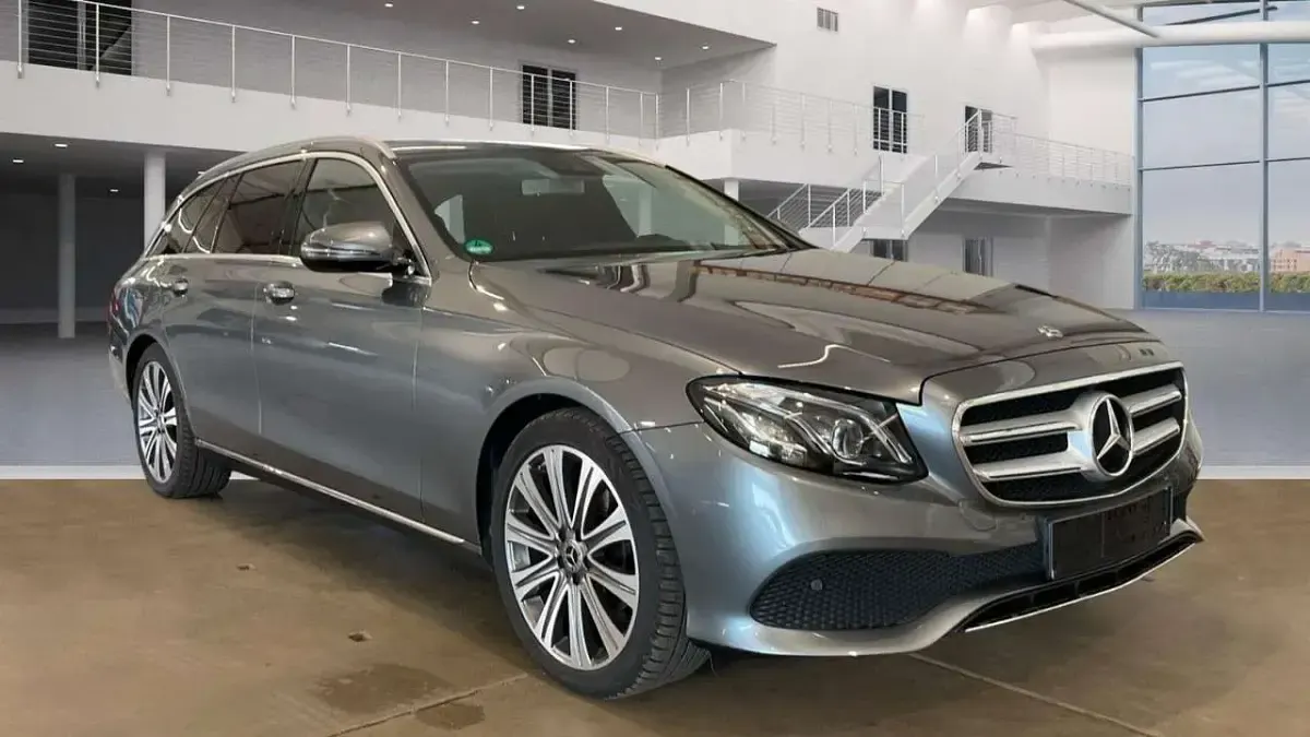 Gebraucht Mercedes E220 194 PS (142 kW) 2017 Selenitgrau Kombi