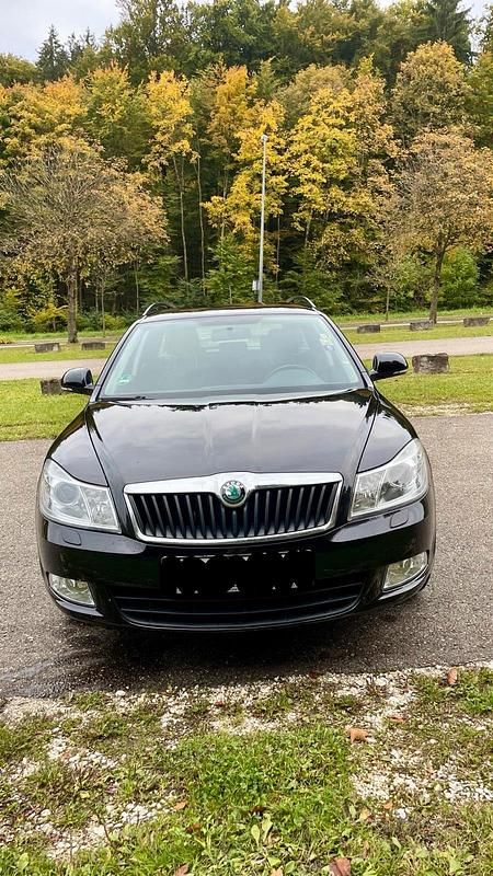 Schwarz Gebraucht 2011 Skoda Octavia Elegance Kombi | 4.900 € (Superpreis) - Bild 1/4
