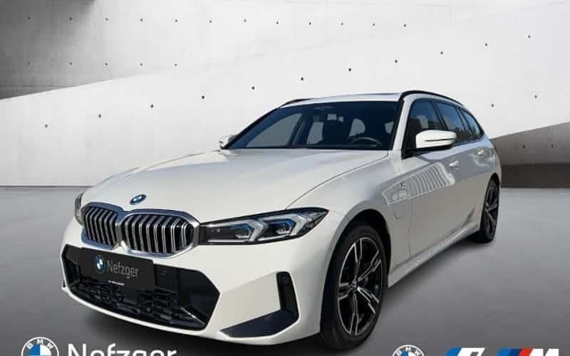 Weiss Gebraucht 2024 BMW 330e M Sport Kombi | 47.490 € (Fairer Preis) - Bild 1/4