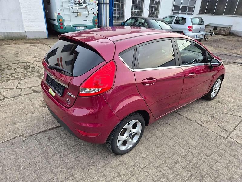 Gebraucht Ford Fiesta Titanium 95 PS (69 kW) 2010 Hot magenta Kleinwagen