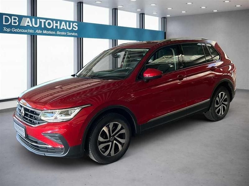 Rot Gebraucht 2023 VW Tiguan Active SUV | 29.480 € (Guter Preis) - Bild 1/4