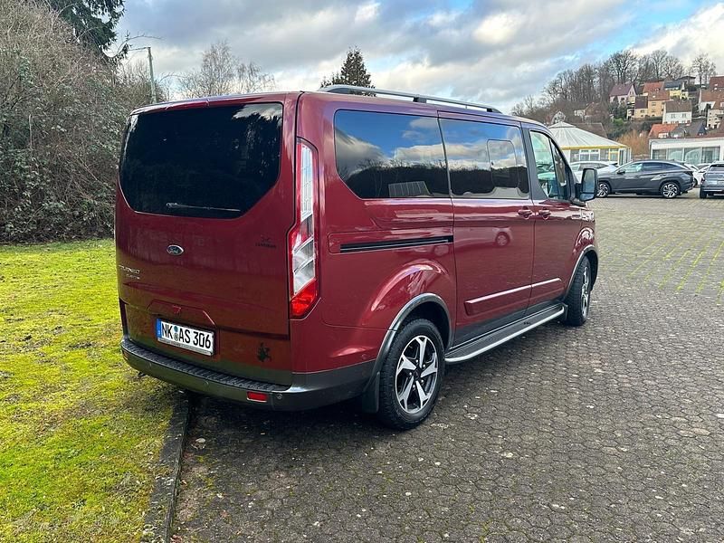 Gebraucht Ford Tourneo 185 PS (136 kW) 2021 Rot Van / Kleinbus