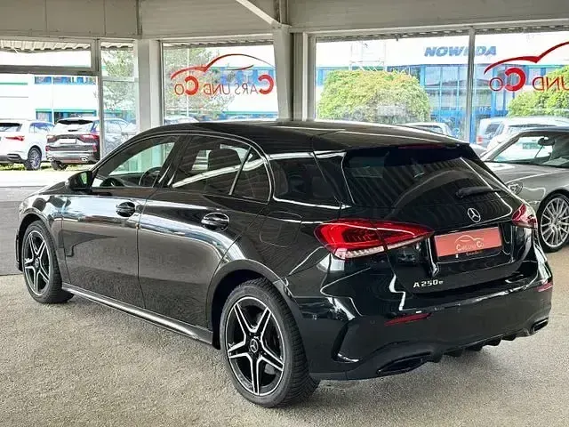 Gebraucht Mercedes A250 AMG line 160 PS (117 kW) 2021 Schwarz Limousine