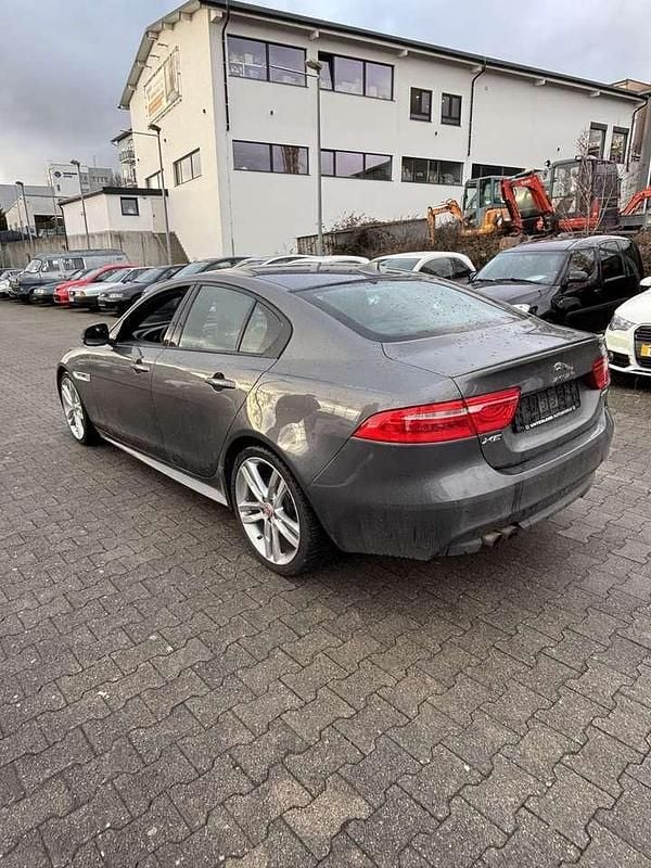 Gebraucht Jaguar XE R-Sport 179 PS (131 kW) 2015 Corris grey Limousine