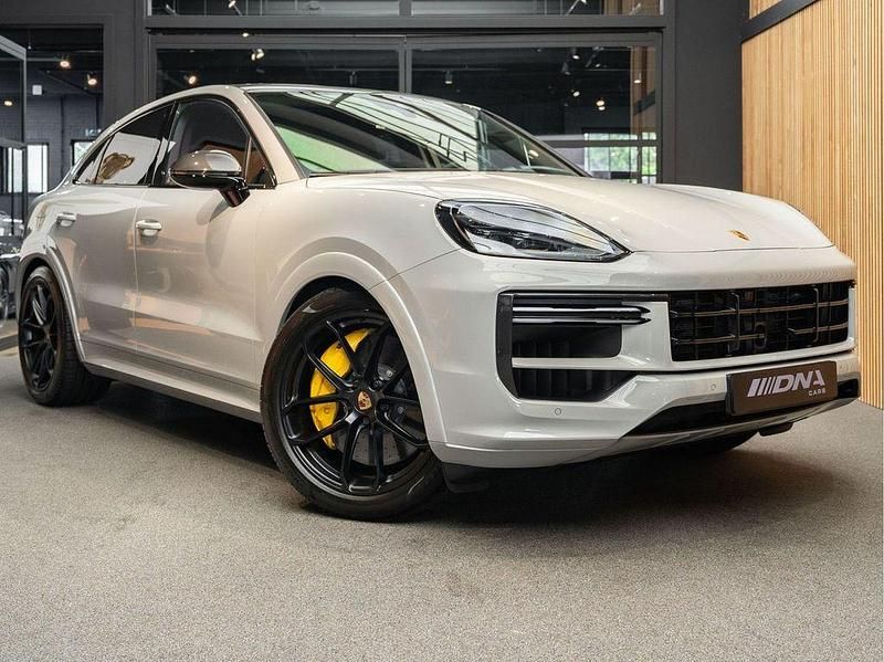 Grau Gebraucht 2024 Porsche Cayenne Turbo E-Hybrid Sport SUV | 214.995 € (Teuer) - Bild 1/4