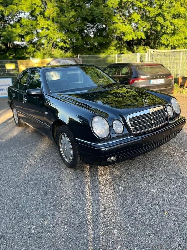 Blau Gebraucht 1999 Mercedes E240 Elegance Limousine | 3.950 € (Fairer Preis) - Bild 1/4