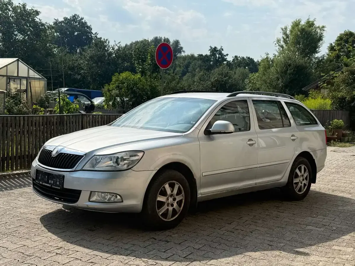 Gebraucht Skoda Octavia Ambiente 105 PS (77 kW) 2010 Brilliantsilber metallic Kombi