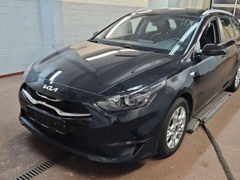 Andere Gebraucht 2023 Kia Ceed Vision Kleinwagen | 18.799 € (Guter Preis) - Bild 1/4