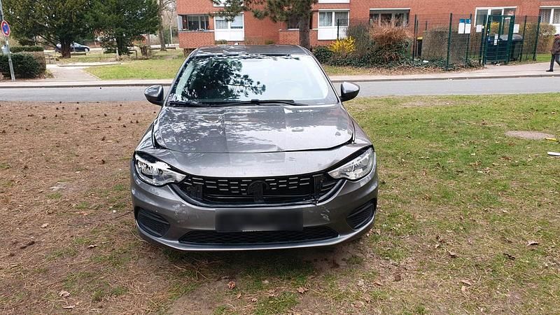 Gebraucht Fiat Tipo 95 PS (69 kW) 2016 Grau Limousine