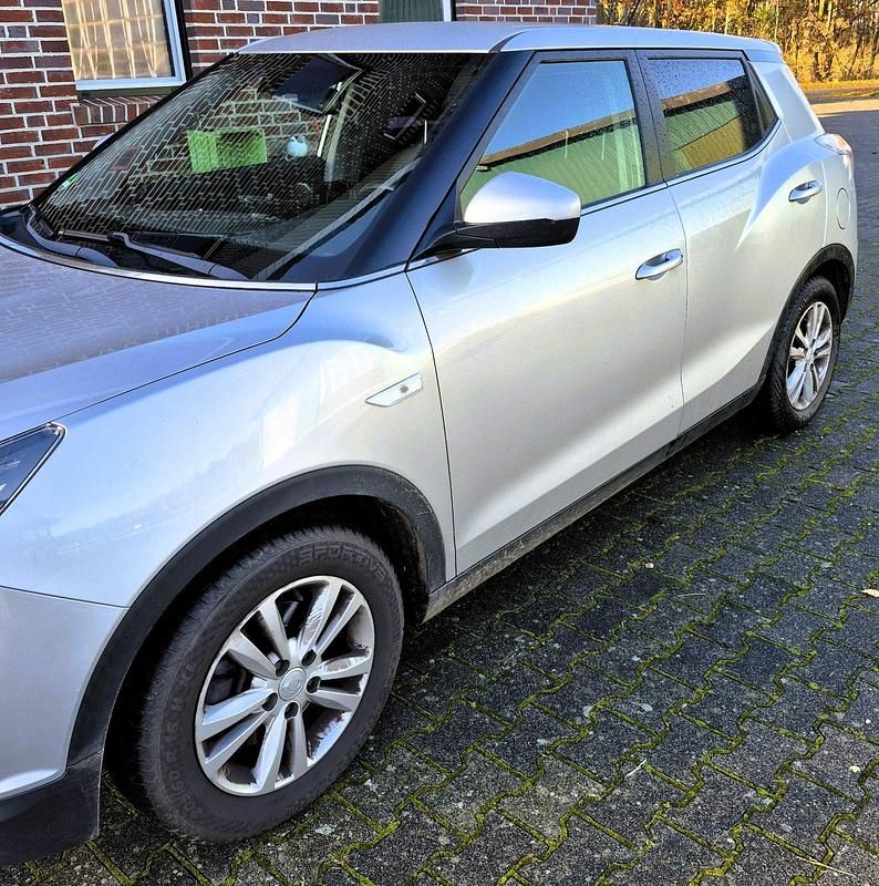 Grau Gebraucht 2015 Ssangyong (KGM) Tivoli SUV | 9.250 € (Fairer Preis) - Bild 1/4