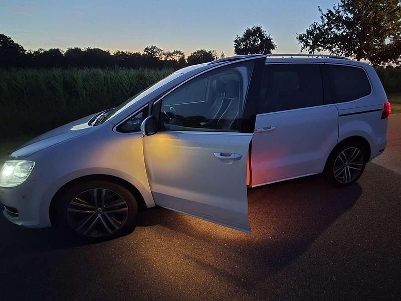 Weiß Gebraucht 2016 VW Sharan Highline Van / Kleinbus | 23.975 € (Etwas zu teuer) - Bild 1/4