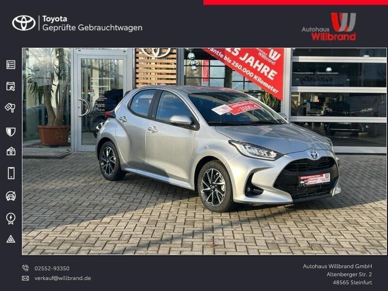 Shimmering silver metallic Gebraucht 2023 Toyota Yaris Hybrid Team Limousine | 21.950 € (Fairer Preis) - Bild 1/4