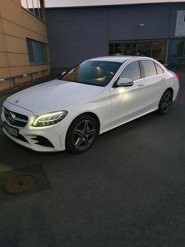 Weiß Gebraucht 2019 Mercedes C180 AMG Limousine | 24.000 € (Fairer Preis) - Bild 1/4