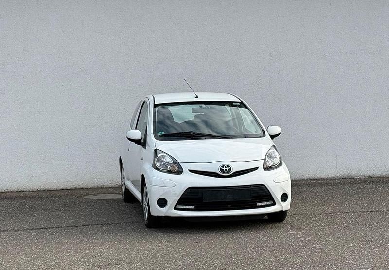 Weiß Gebraucht 2014 Toyota Aygo Cool Kleinwagen | 5.999 € (Fairer Preis) - Bild 1/4