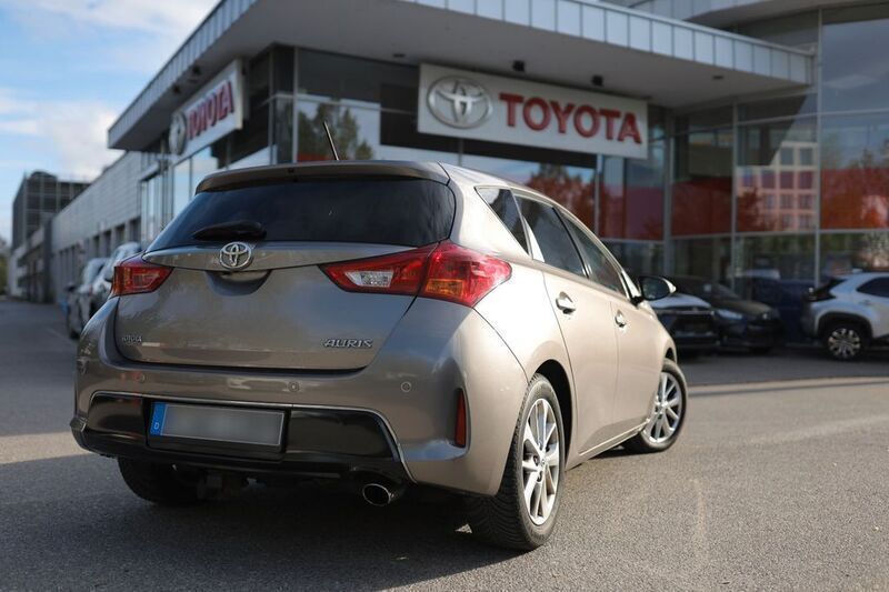Gold Gebraucht 2013 Toyota Auris Limousine | 7.950 € (Fairer Preis) - Bild 1/4